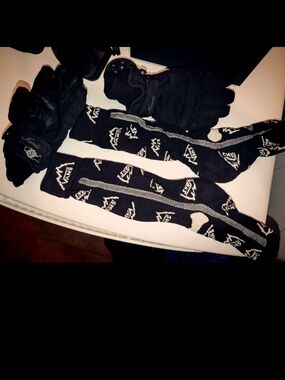Vans Black and White Logo Knit Socks with Kombi Winter Gloves